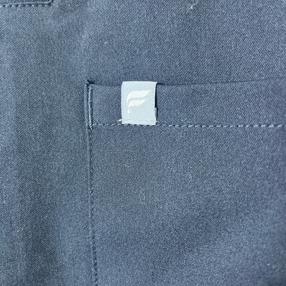 Fabletics Men's Helix 1-Pocket Scrub Top Black V-Neck Shirt sz M - Picture 8 of 9